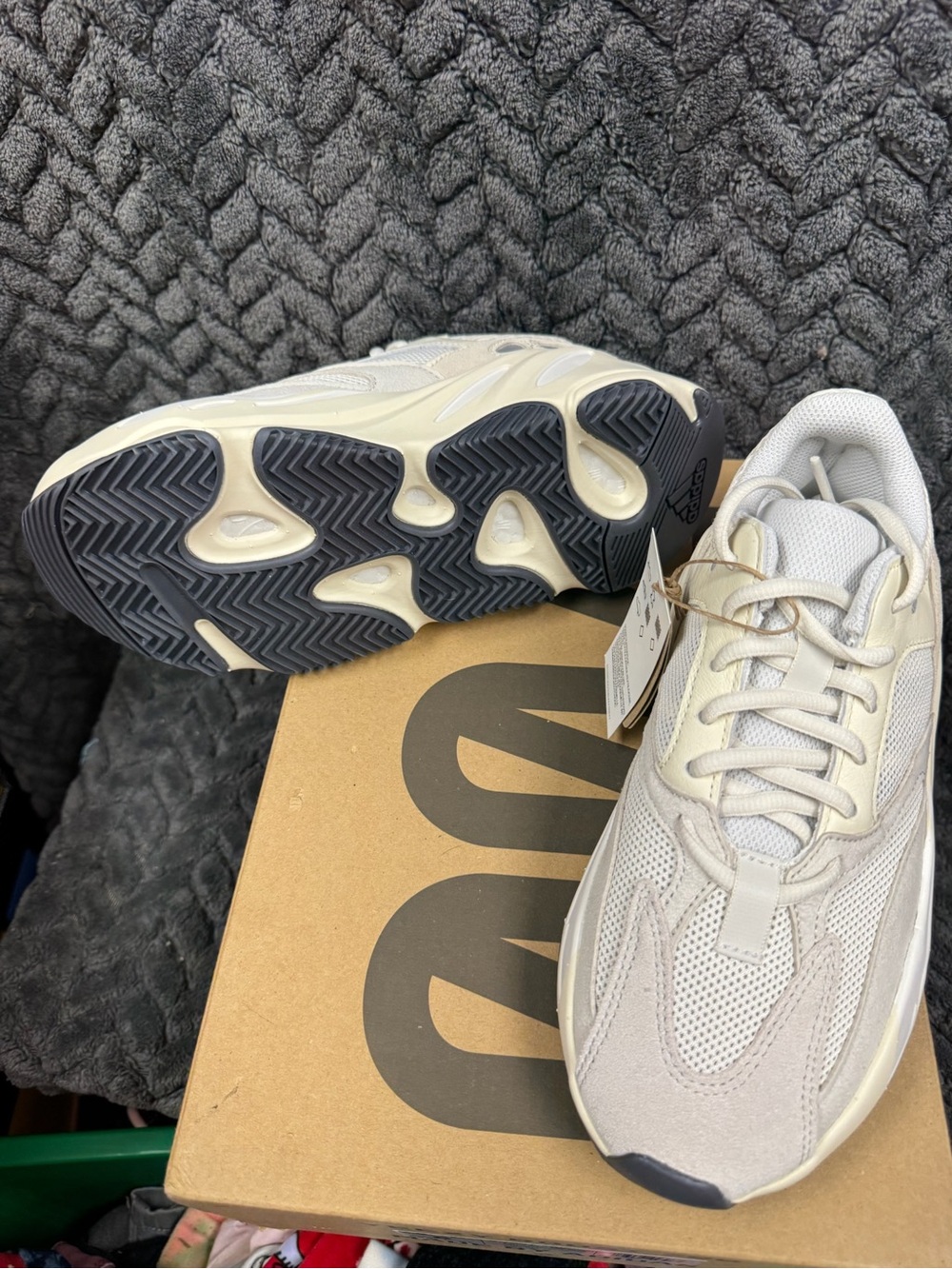 Adidas Yeezy Boost 700 analog